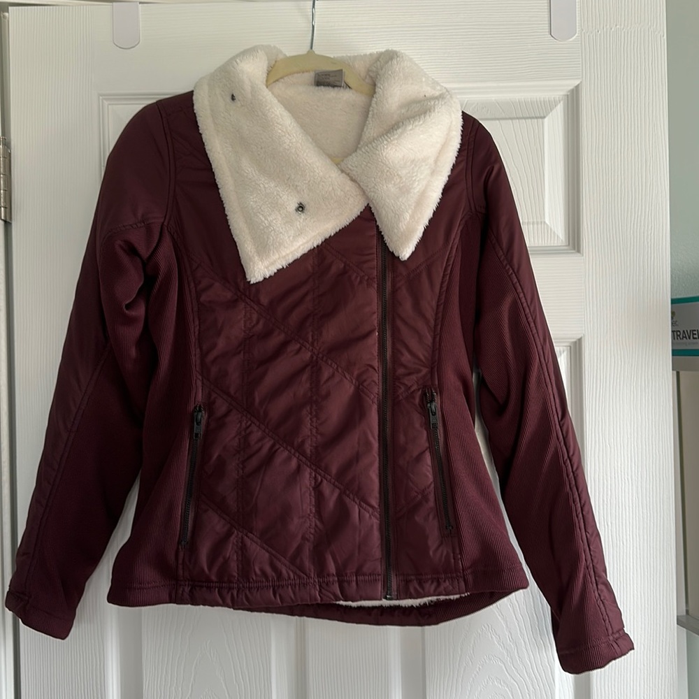 Women medium Avalanche outdoor supply company maroon  coat